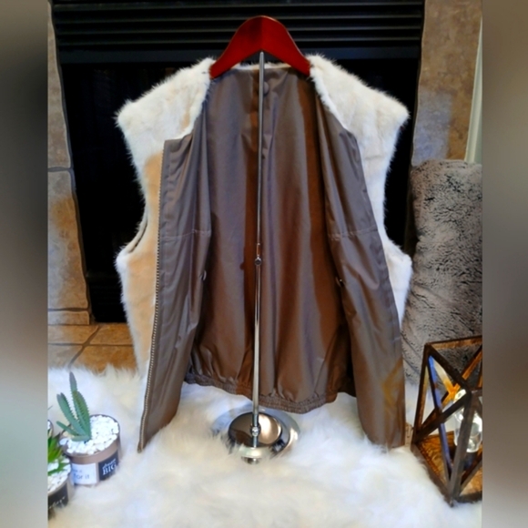 Chic Faux Fur Vest in Cream - Picture 3 of 14